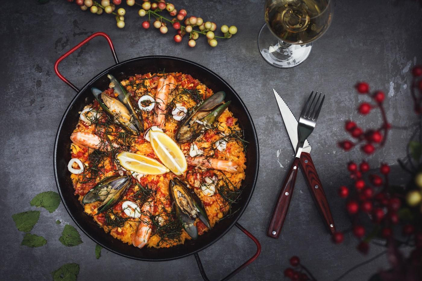 Испанская паэлья с морепродуктами и курицей
