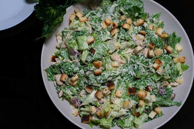 Салат Цезарь с курицей